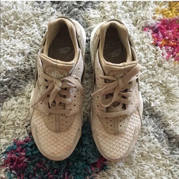 Nike Huarsche Tan and White Sneakers size 6 - Picture 3 of 6